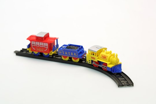 Modellzug-Einzelbild: Fokussiert auf den Schienenräumer zuvorderst an der Lokomotive. Trotz hoher Blende f/11 werden die beiden Wagons nicht mehr scharf abgebildet.